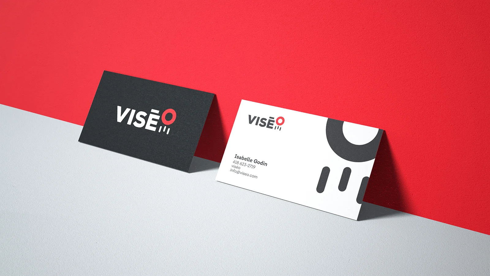 Maquette réaliste d'une carte d'affaire créée pour la nouvelle identité visuelle de Viséo.