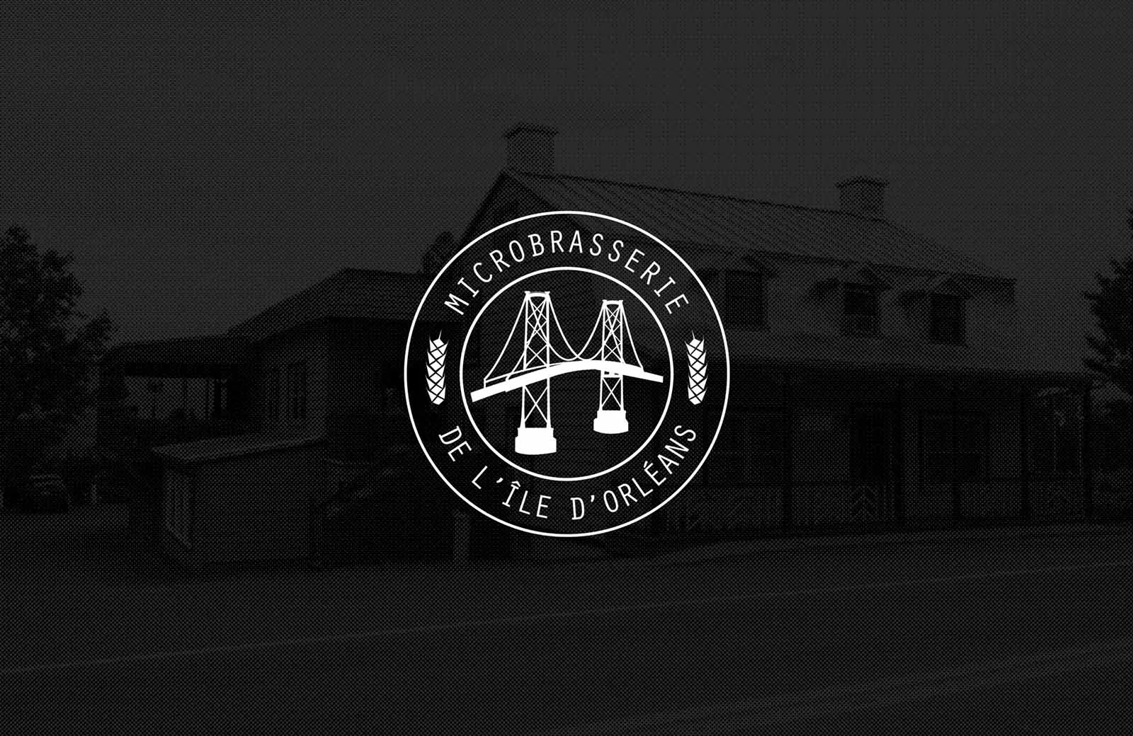 Nouveau logo conçu la nouvelle image de marque de la Microbrasserie de l’Île d'Orléans sur une image opaque en arrière-plan