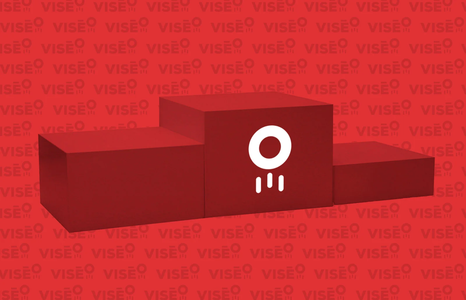 Exemple du logo crée pour la nouvelle identité visuelle de Viséo appliqué sur un podium avec un pattern de leur logo sur fond rouge.