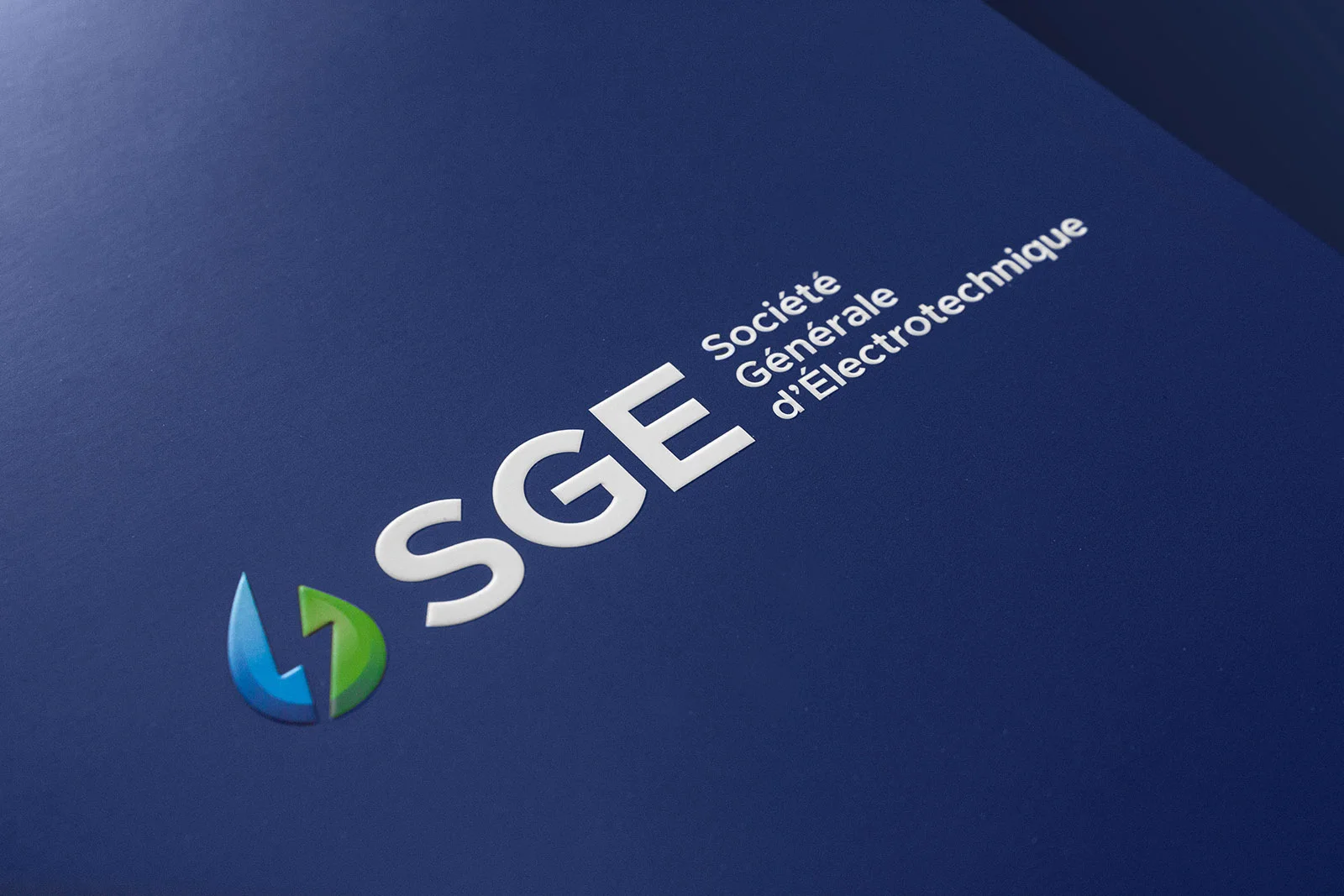 Maquette réaliste du nouveau logo, réalisée pour la nouvelle identité visuelle de la Société Générale d’Électrotechnique (SGE).