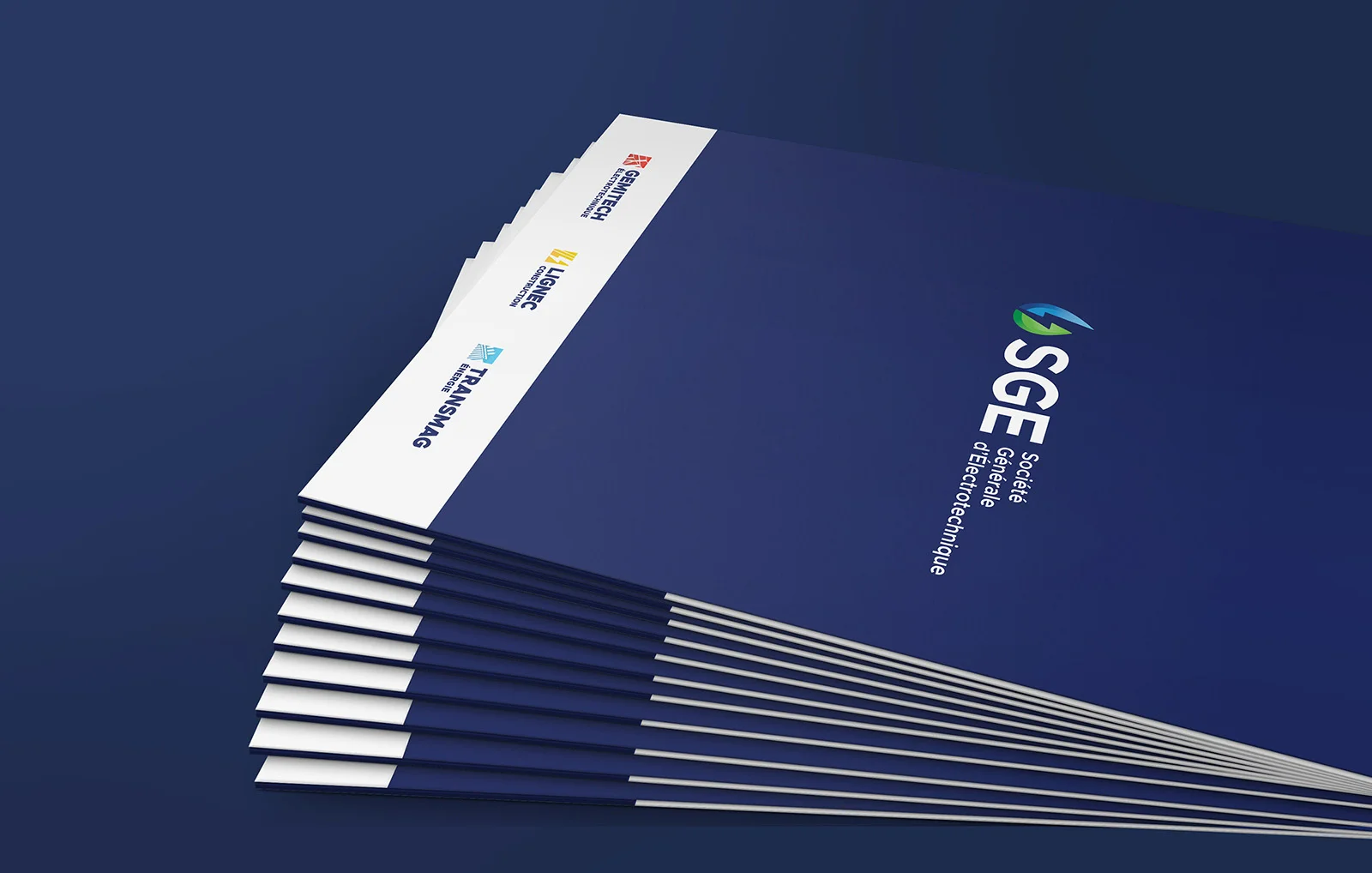 Pochette créée pour la nouvelle identité visuelle de la Société Générale d’Électrotechnique (SGE) sur fond bleu