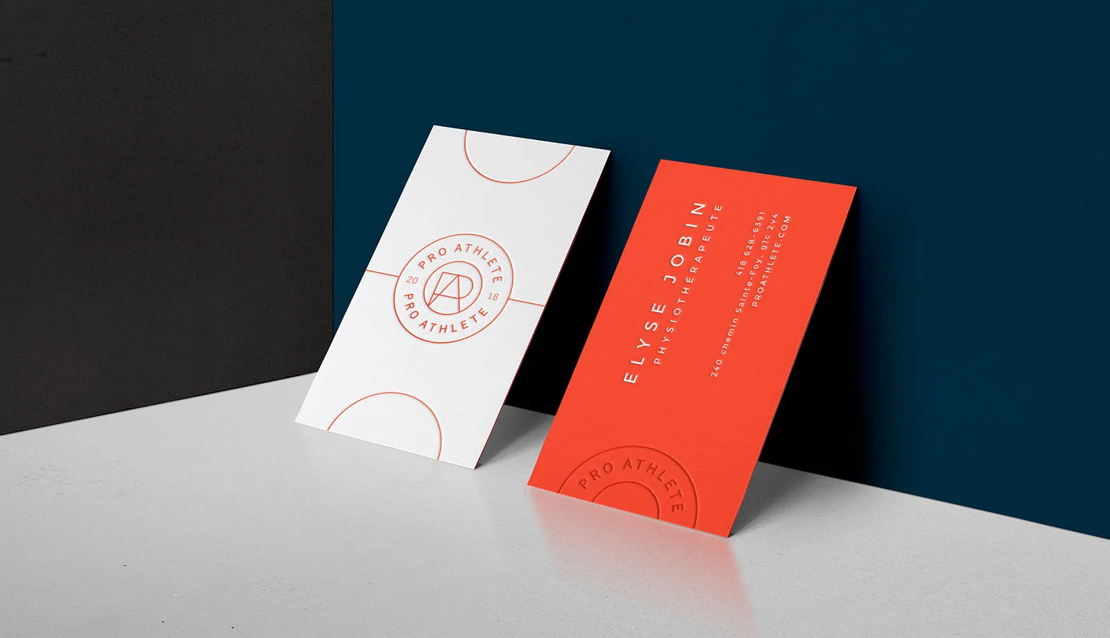 Carte d'affaire creer pour pro athlete concu par at;lier 480, mise en contexte avec leur palette de couleur