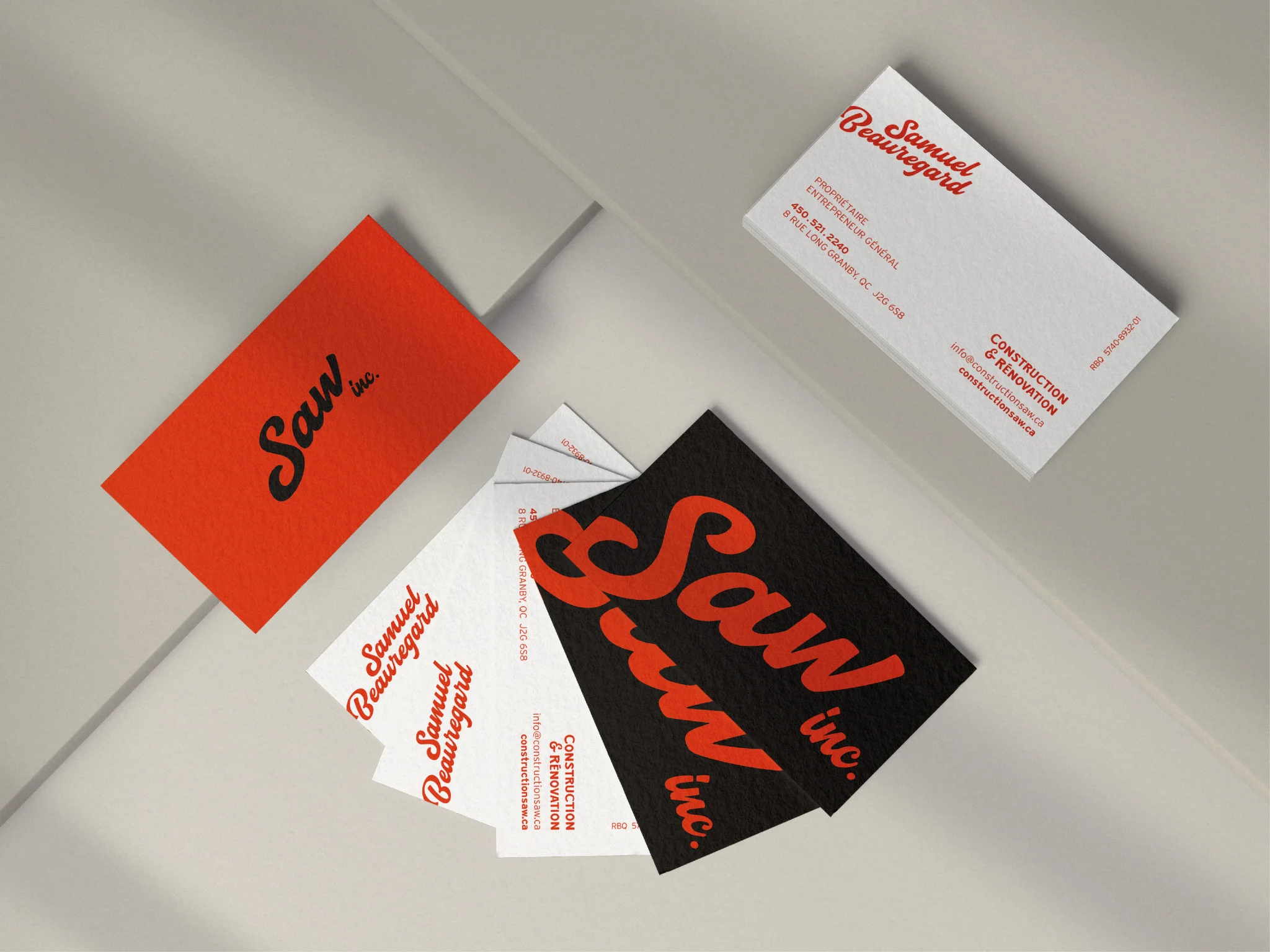 Carte d'affaires de SAW inc., illustrant l'application de l'identité visuelle sur les supports professionnels.