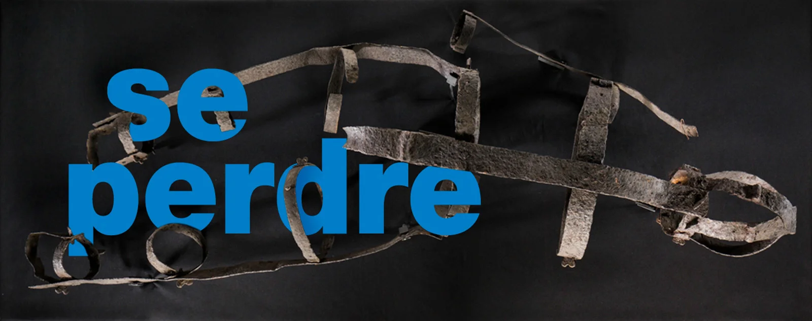 Visuel avec un objet de collection et un texte dans la typographie de l’identité visuelle, créé pour l’exposition Sortir de sa réserve.